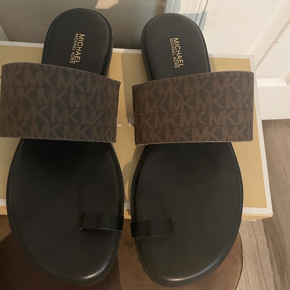 Mk sandal brand new, size 91/2 roomy.If you are a sz 10 can be worn comfortably